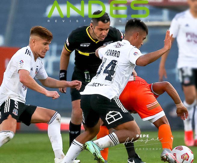 Colo Colo enfrentándose con Cobresal. Foto: Pepe Alvujar/Tribuna Andes